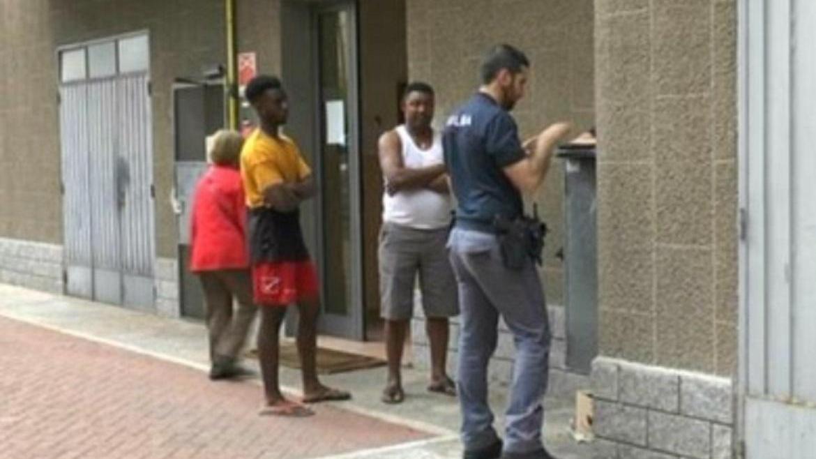 Teme fuga di gas: si getta nel vuoto a Modena