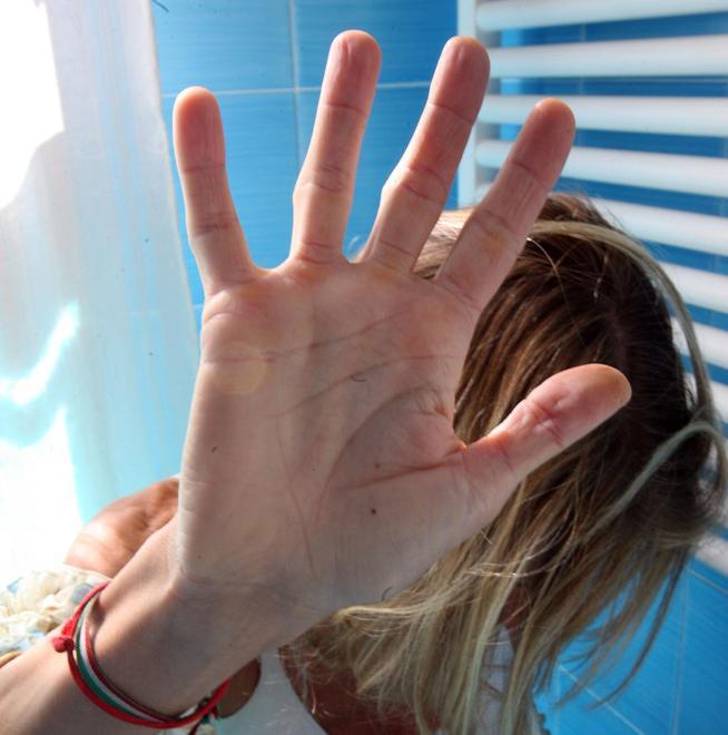 Operaio in preda all’alcol picchia e sequestra in casa la moglie incinta 