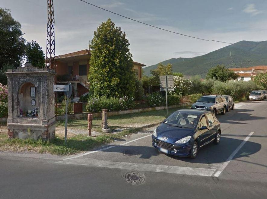 Scontro auto-moto: grave 22enne 