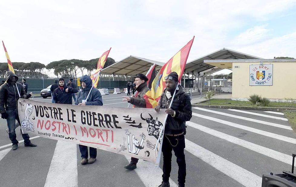 Primo maggio davanti alla base Usa 
