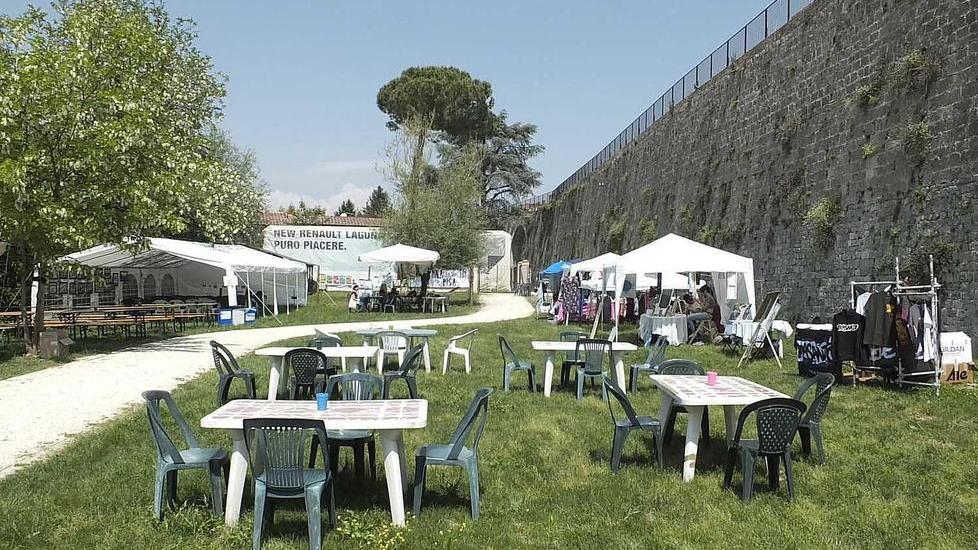 Gli attivisti resistono al blitz dei vigili urbani