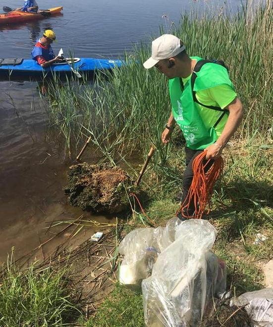 Via una tonnellata di rifiuti da fiumi, lago e spiaggia 