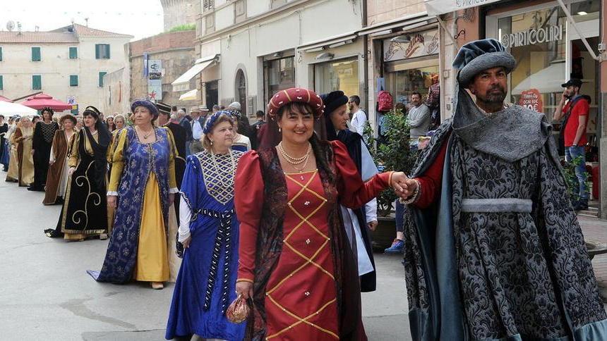 TANTI FIGURANTI E BARCHE ANTICHE CITTÀ PIÙ BELLA