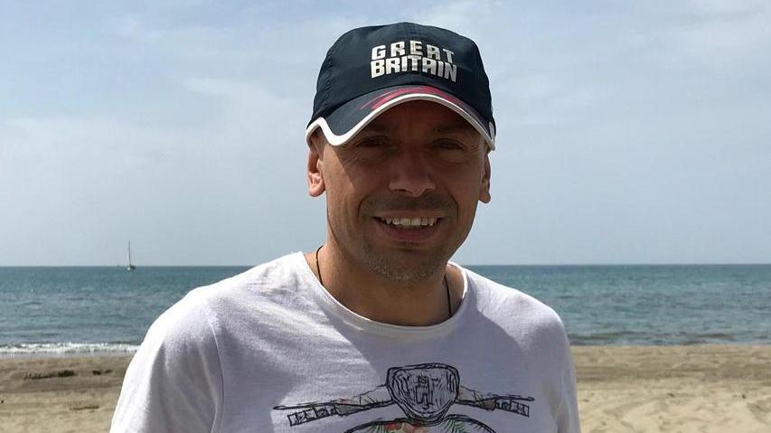 Spiaggia di Fiumara coperta di legni