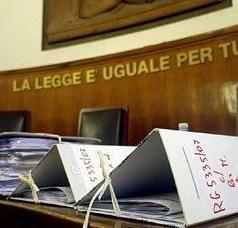 Truffa un ex giudice col trucco dello specchietto 