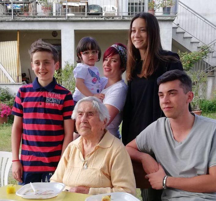 Nonna Maria festeggia con la famiglia i suoi 105 anni