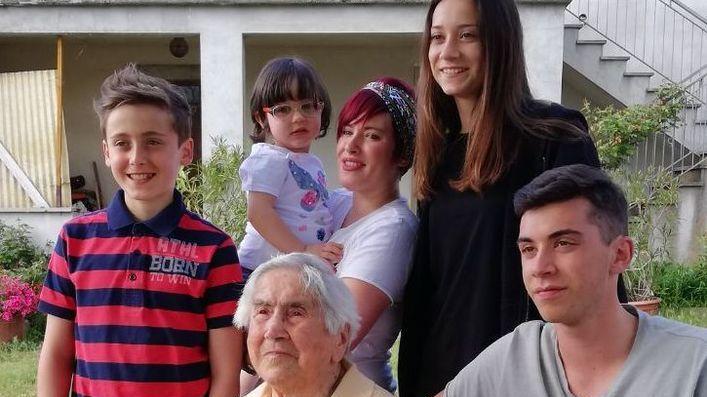 Nonna Maria festeggia con la famiglia i suoi 105 anni
