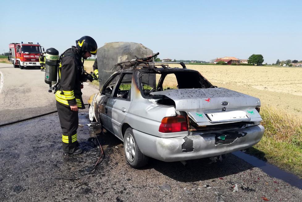 Auto a fuoco mentre viaggia Formignana, anziano in salvo