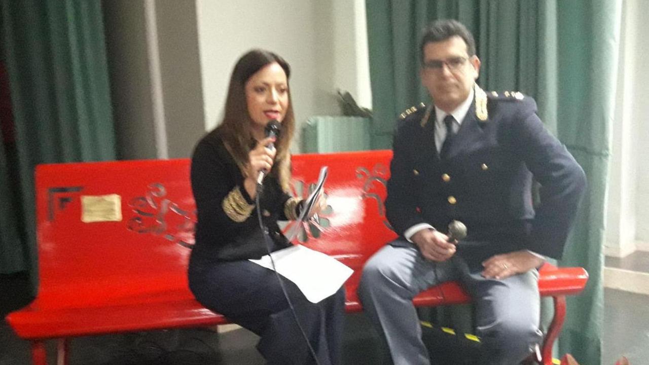 Una panchina rossa contro la violenza