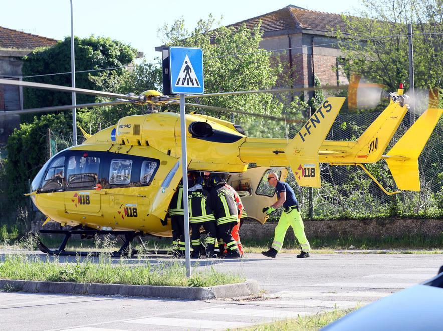 Frena e cade dallo scooter Paura per un pensionato 
