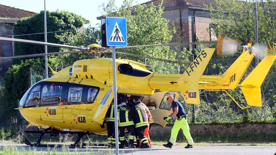 Frena e cade dallo scooter Paura per un pensionato