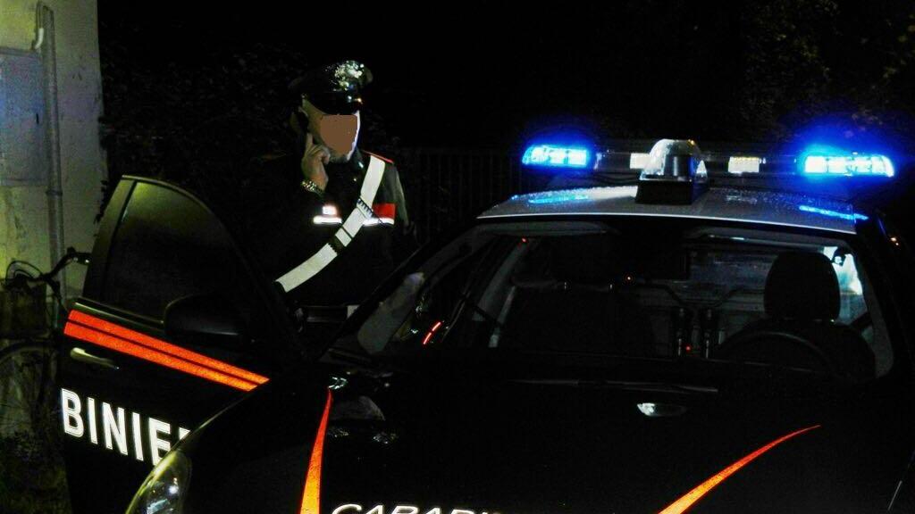 Ubriaco picchia prima la suocera e poi tre carabinieri