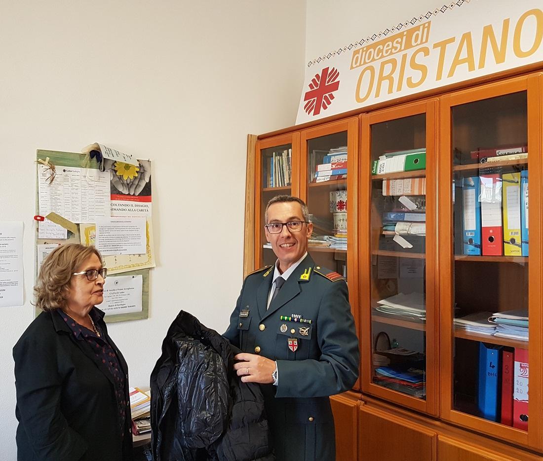 Bosa, donati alla Caritas capi d'abbigliamento contraffatti e sequestrati 