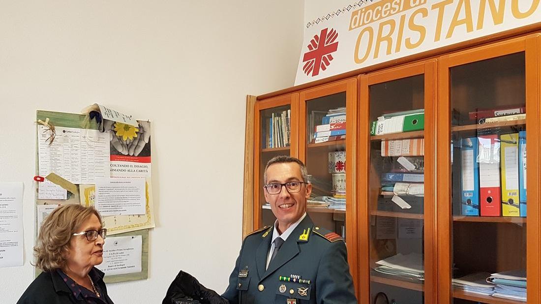 Bosa, donati alla Caritas capi d'abbigliamento contraffatti e sequestrati