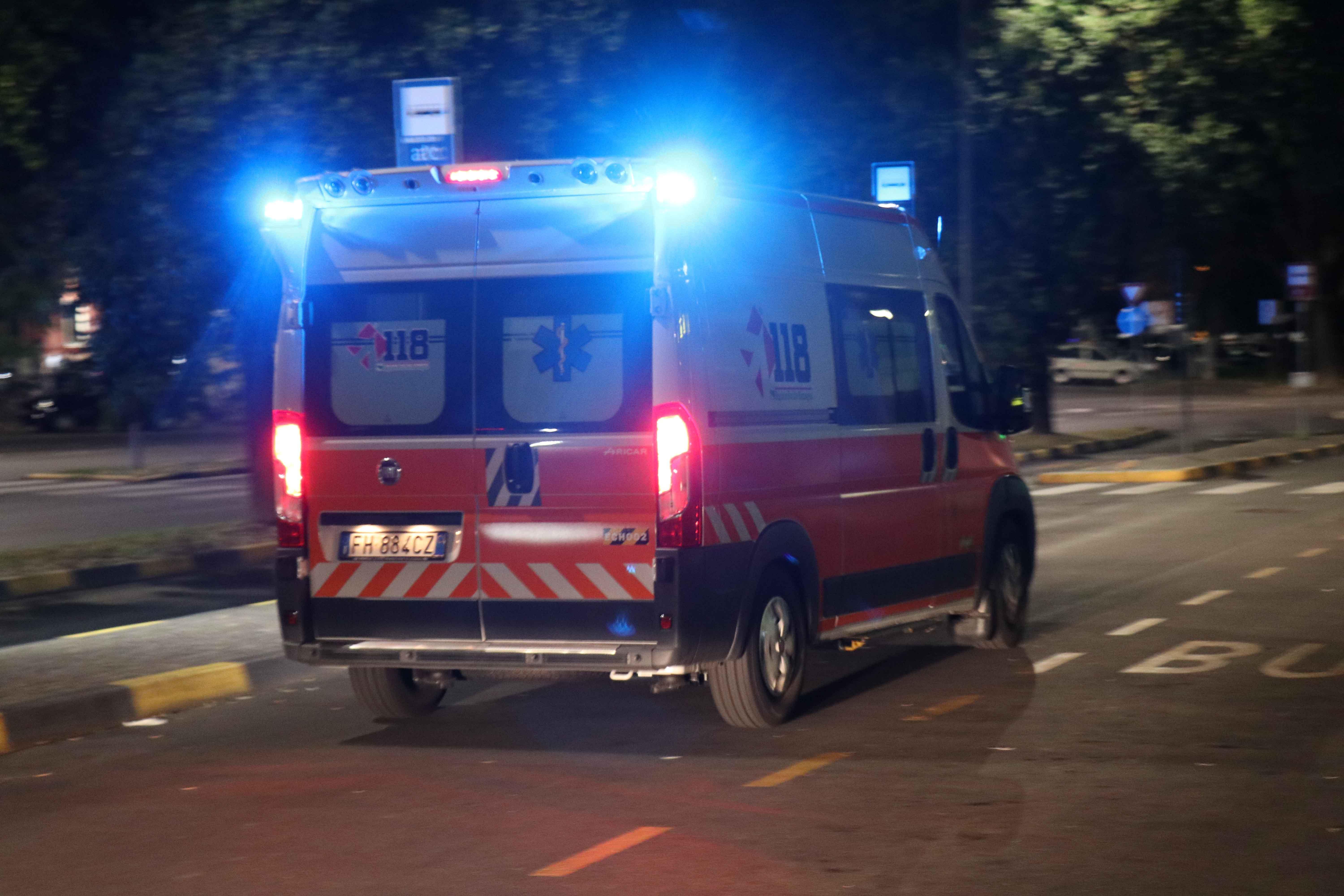 Modena, si schiantano contro l'albero: due feriti