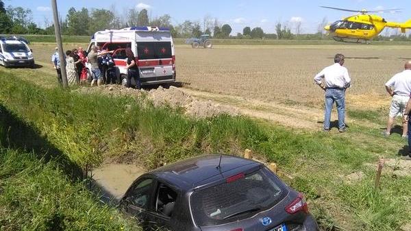 Donna di 80 anni finisce con l'auto nel canale