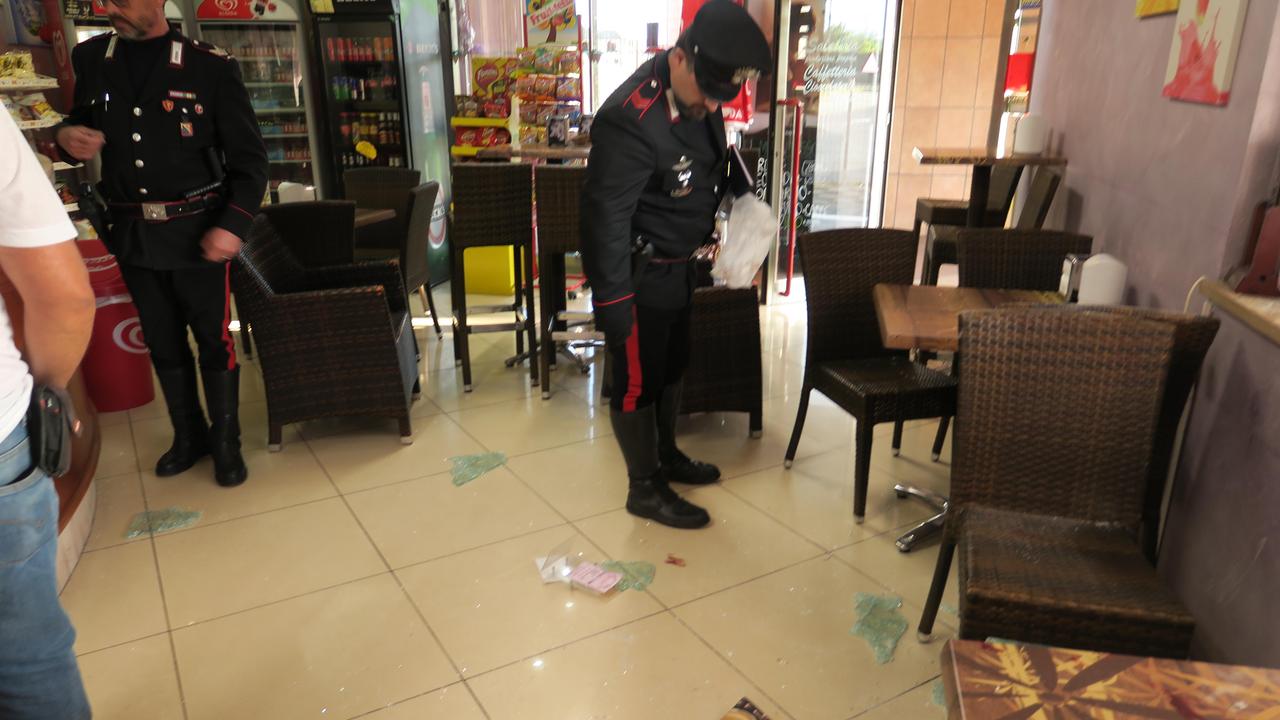Tre furti al bar in tre mesi, la titolare: «Ora basta...» - Foto