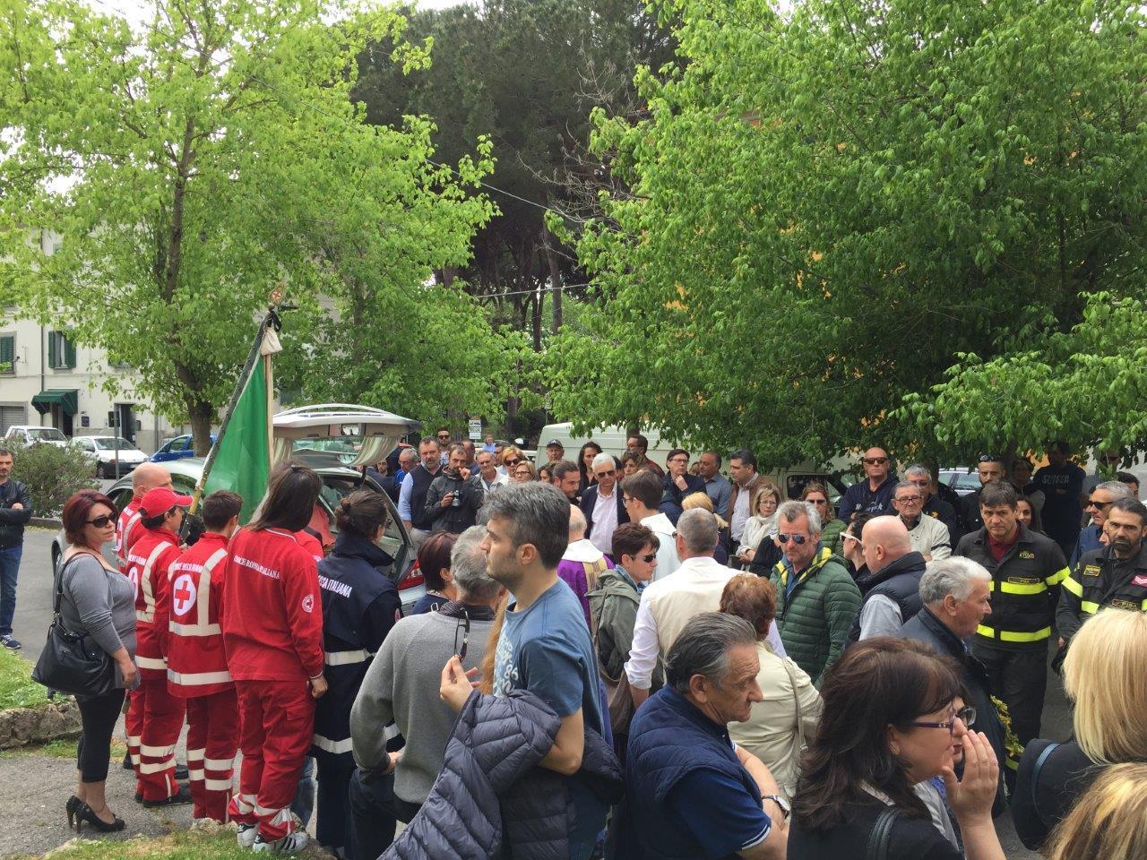 La folla ai funerali di Pietro Bellè