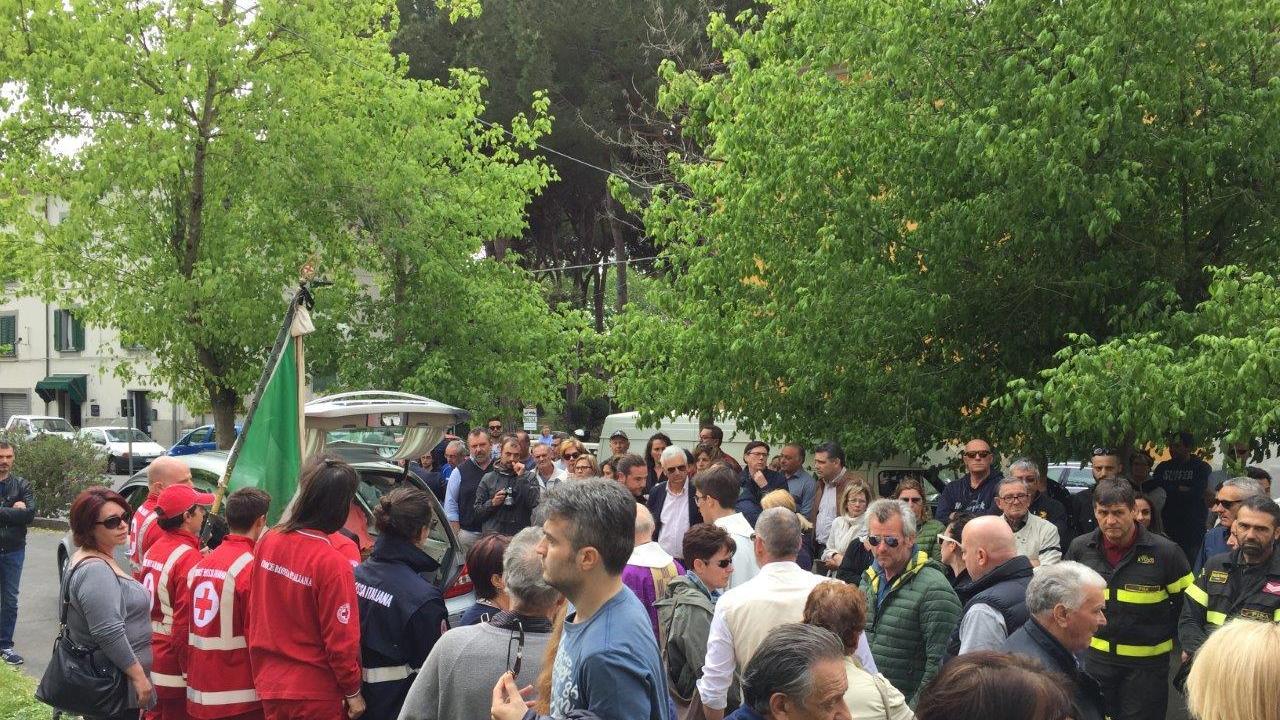 La folla ai funerali di Pietro Bellè