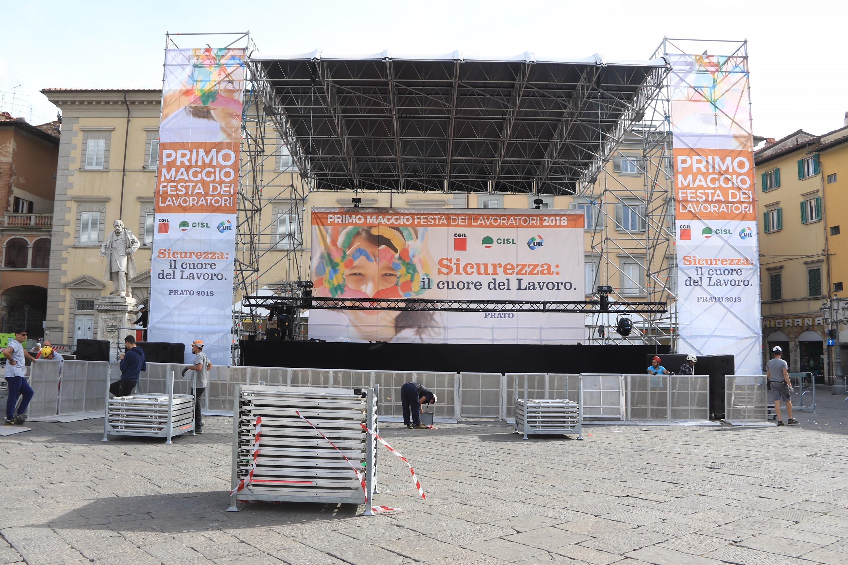 Montato il grande palco in piazza Duomo che domani ospiterà il comizio nazionale del Primo maggio (foto Sproviero-Batavia)