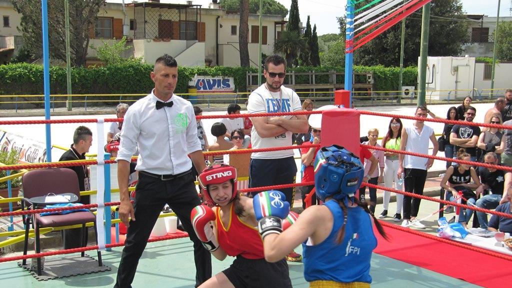 Uno degli incontri di light boxe femminile disputati a Capalbio, quello con Rachele Fiore (di spalle)