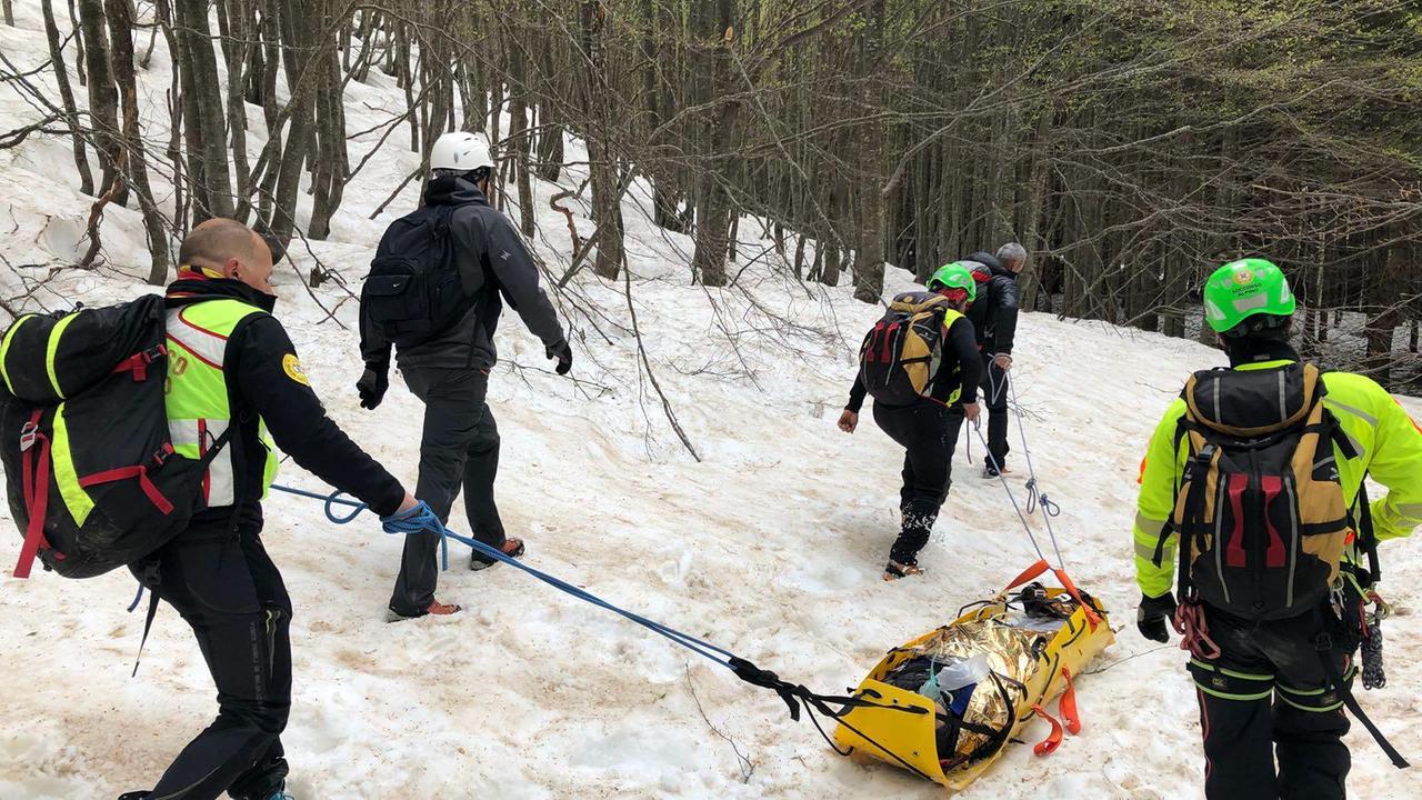 I soccorsi all'escursionista ferito sull'Appennino
