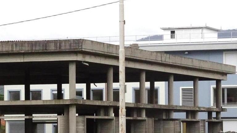 Muore cadendo dal tetto di una casa in costruzione