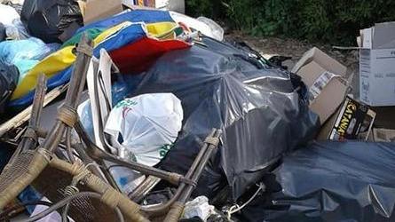 Discarica di sacchi e ingombranti al ponte di Calambrone