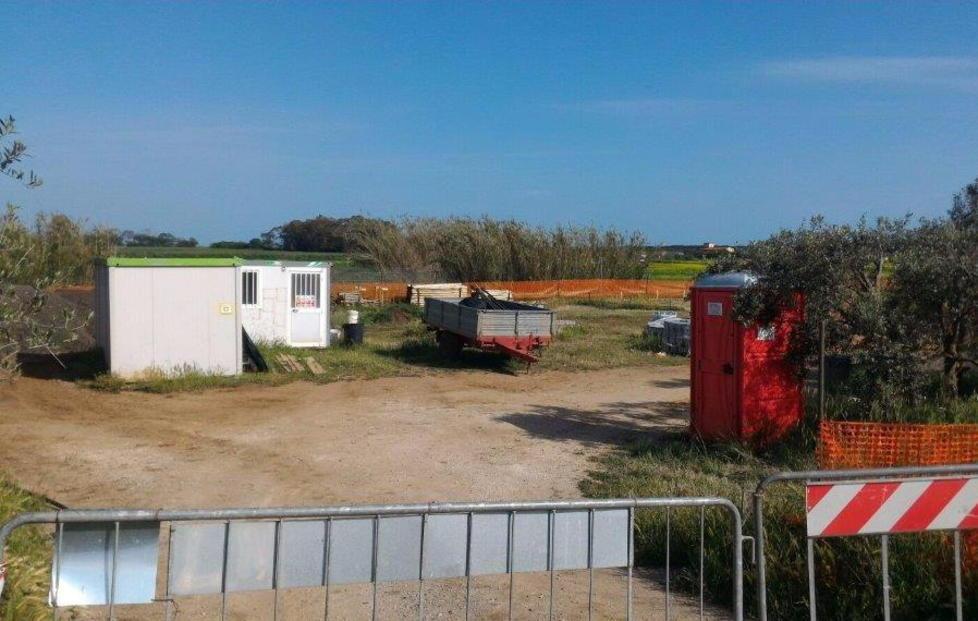 Parcheggio Macchiatonda Via l’asfalto e i pali di ferro 