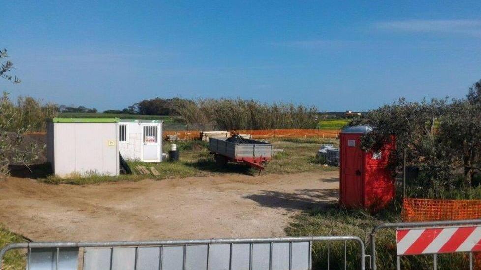 Parcheggio Macchiatonda Via l’asfalto e i pali di ferro