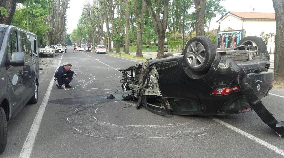 Si cappotta con l’auto sul viale Apua Salvo per miracolo