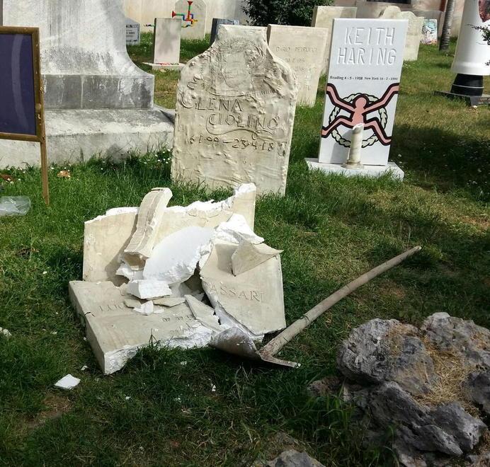 Vandalizzata la lapide del direttore 