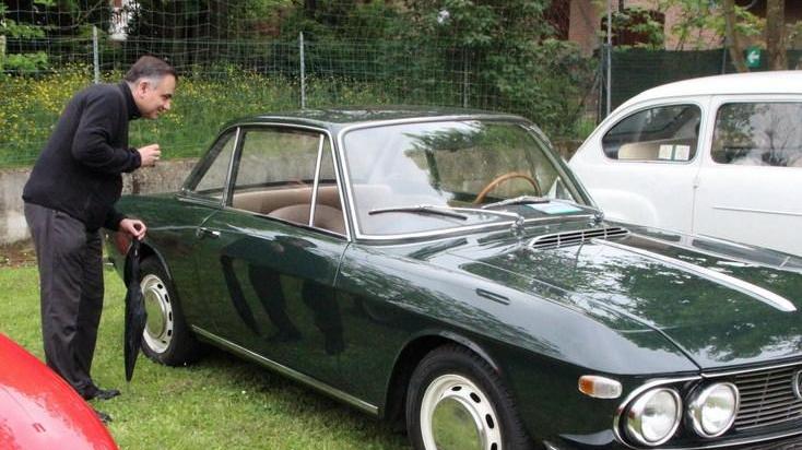 Visita a sorpresa del vescovo tra le suggestive auto d’epoca