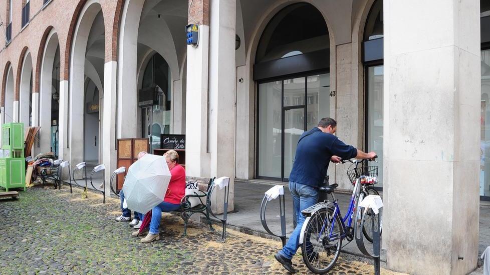 Furto di una bici in piazza: due fermati, uno era ricercato