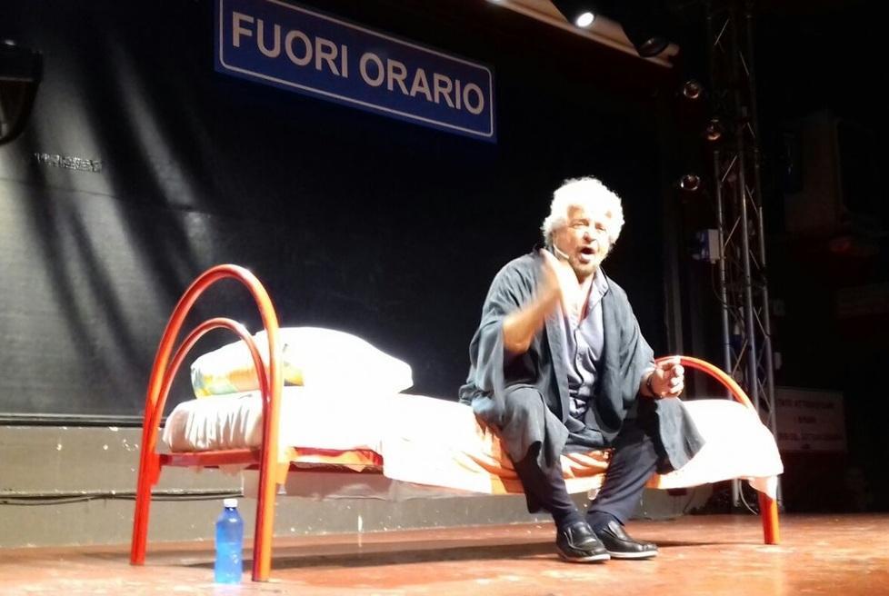 Grillo fa il pienone al Fuori Orario Frecciate al M5S 