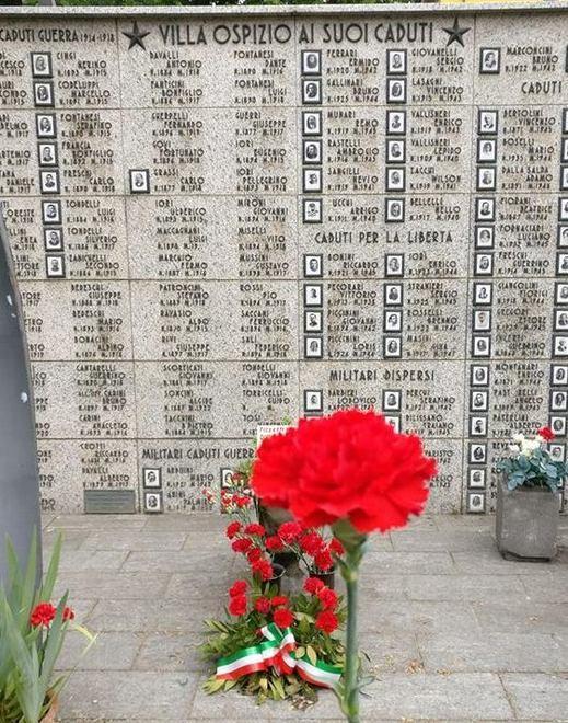 Rubati i fiori deposti per i partigiani, l’Anpi ne porta altri 