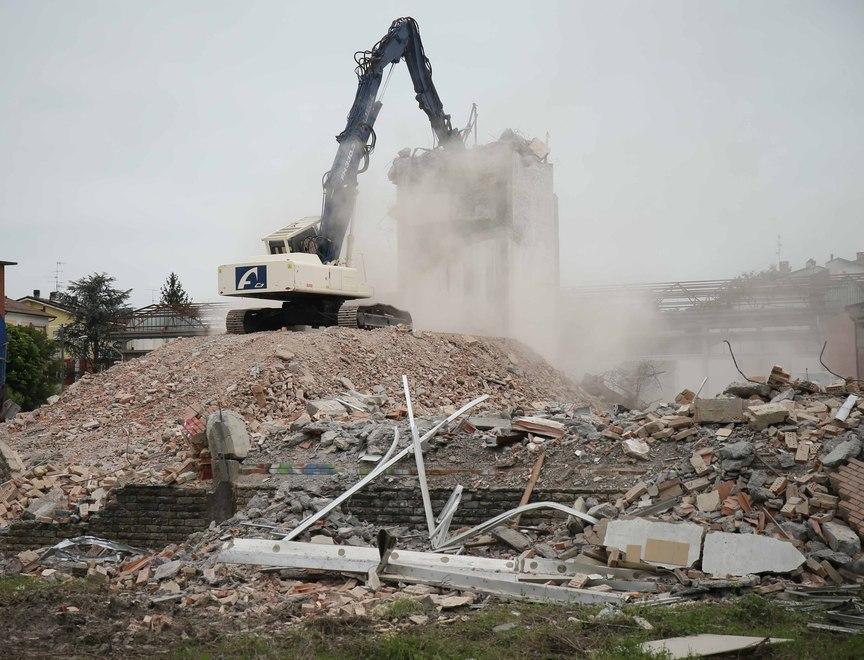 Reggio Emilia, ruspe in azione all'Ex Car per far spazio al discount 