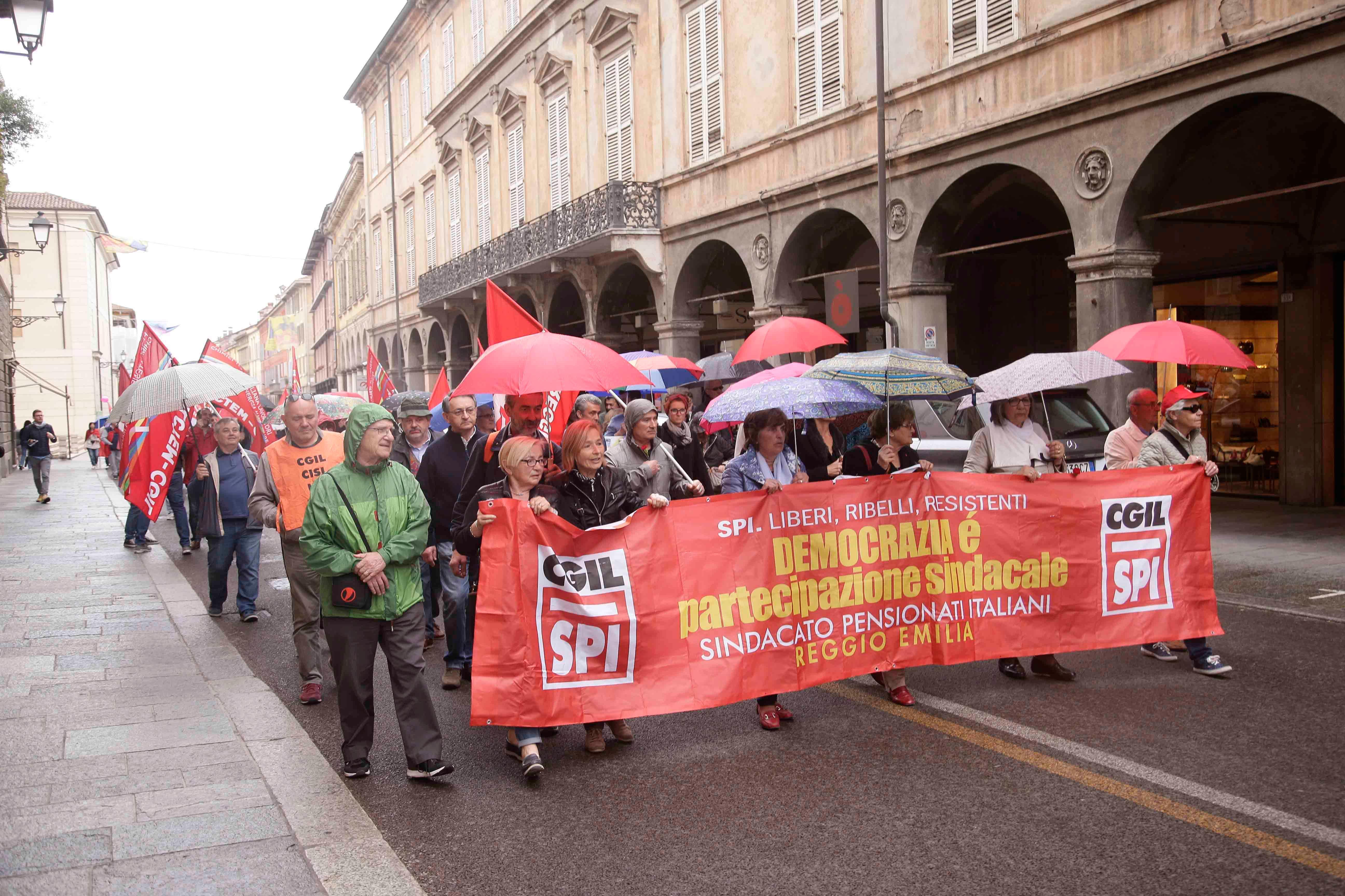 Reggio Emilia: in città la festa del Primo Maggio fra cortei, sicurezza del lavoro e musica