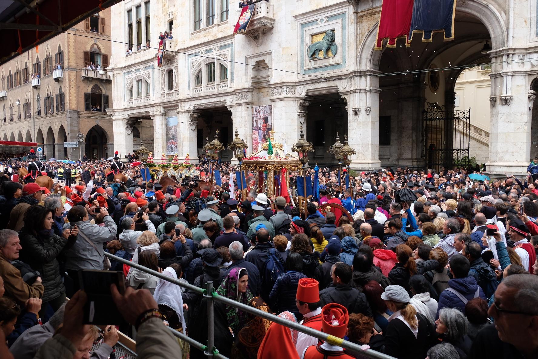 Sant'Efisio davanti al municipio di via Roma (foto Mario Rosas)