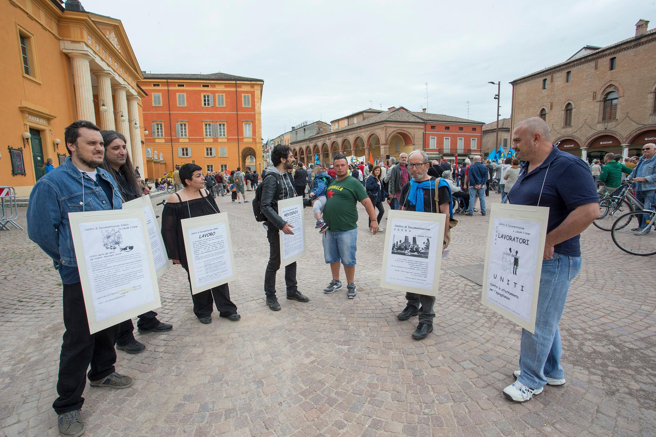 Carpi, protesta durante il comizio del Primo Maggio 