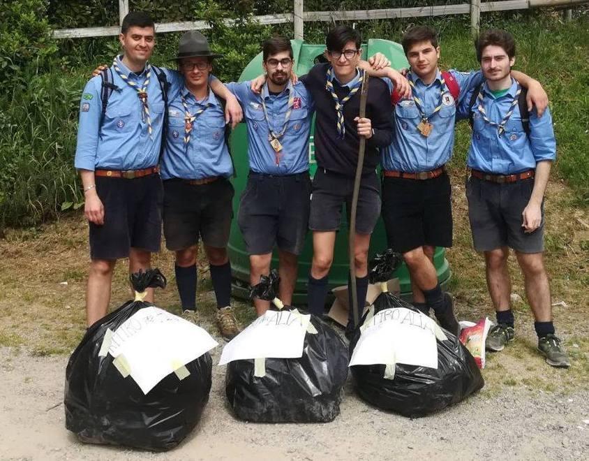 Lezione degli scout agli incivili: il parco liberato dai rifiuti 