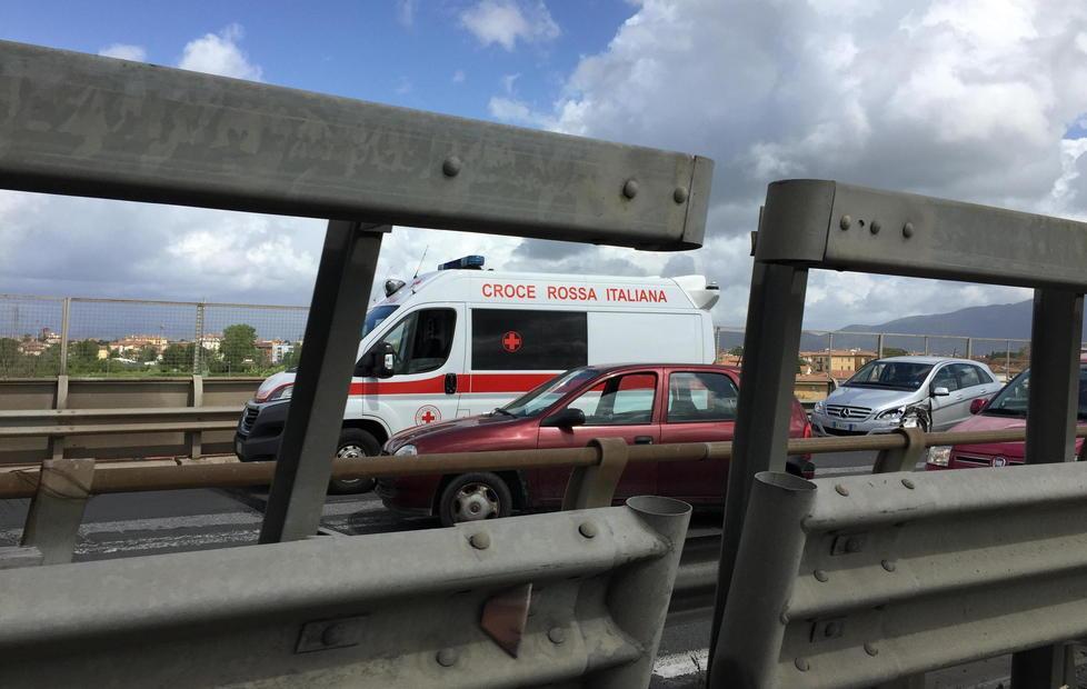 Scontro in Fi-Pi-Li: due in ospedale 