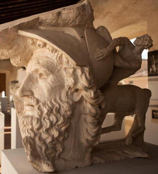 La scultura, la storia e i bozzetti degli artisti