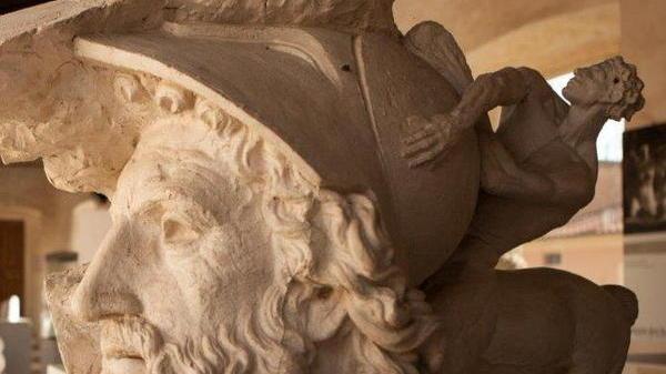 La scultura, la storia e i bozzetti degli artisti