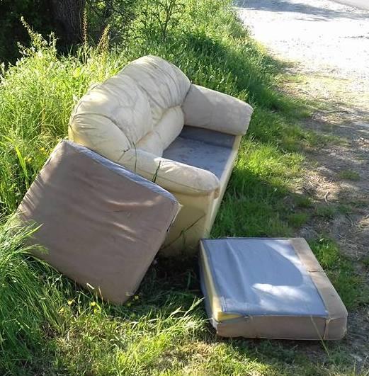 Divano buttato a due passi dalla discarica