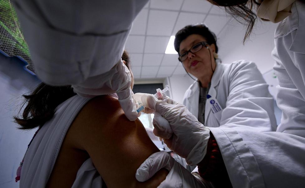 Dimezzati in due mesi gli irriducibili dei vaccini in Versilia