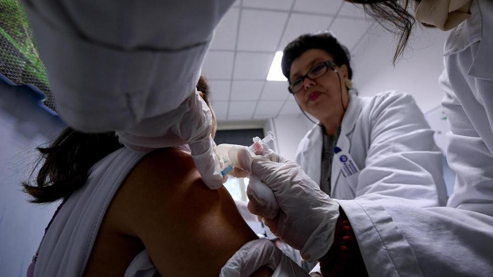Dimezzati in due mesi gli irriducibili dei vaccini in Versilia