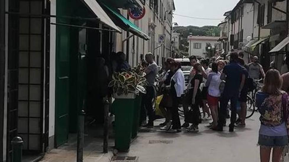 Nell’outlet di Volponi si forma la coda