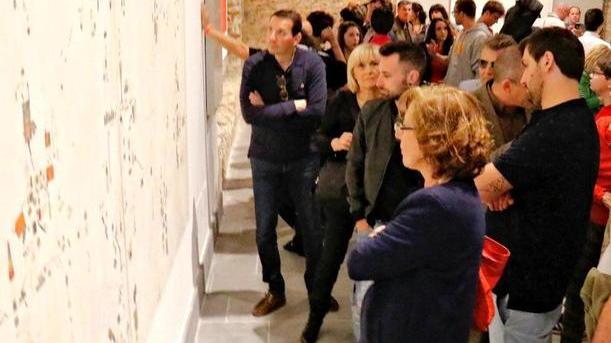 Falsi Modì, bandiera Pci e il Rettile nell’ex chiesa