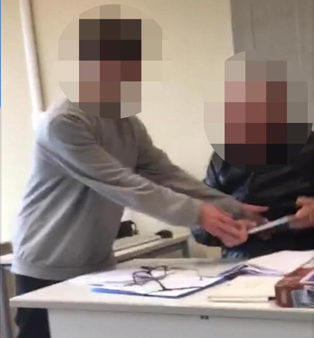 Un fotogramma dal video dell'aggressione di uno studente a un professore all'Itc "Carrara" di Lucca